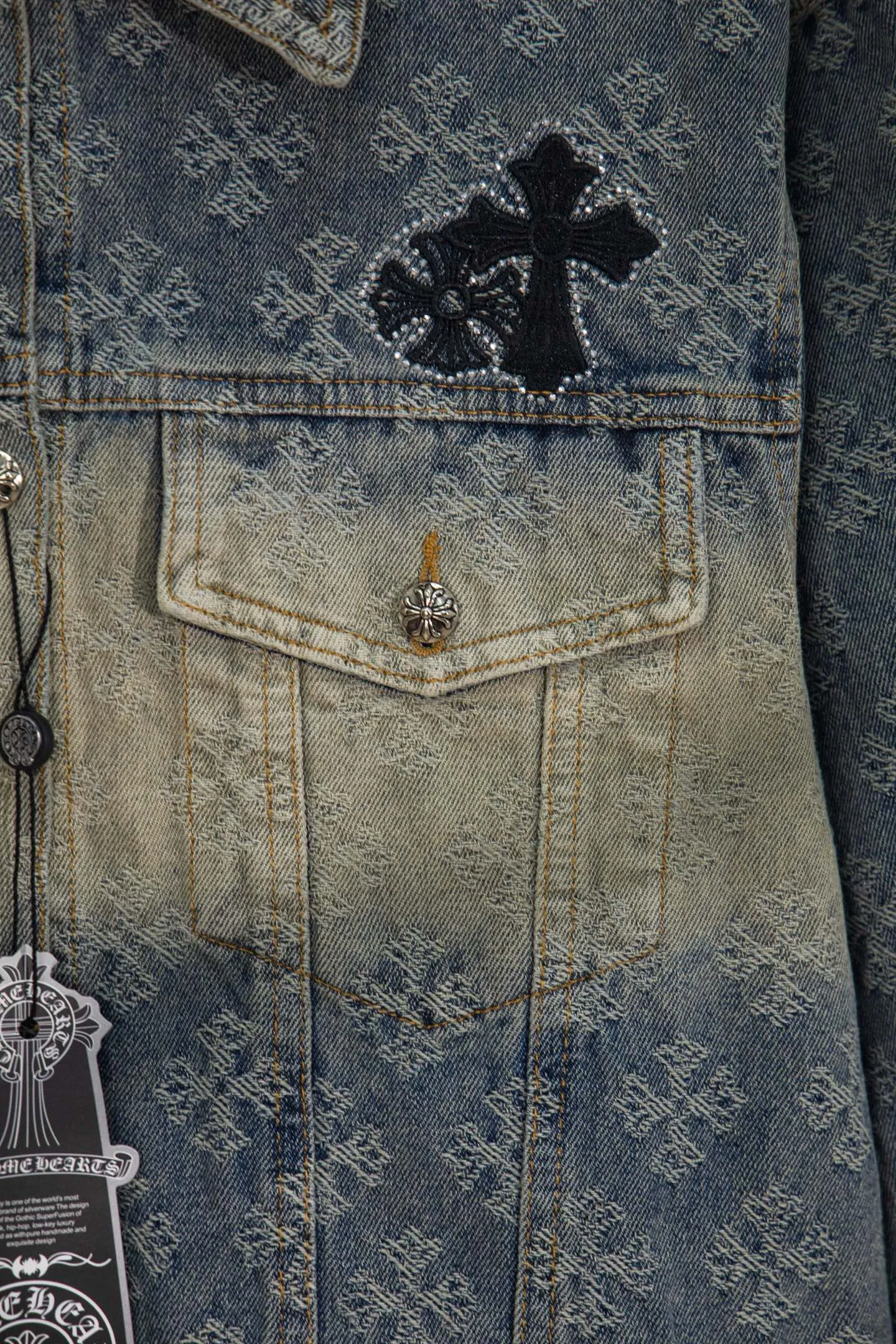 P340 Style No.: Y194 ChromeHearts heavy-duty steel-printed classic Sanskrit all-over jacquard hot-drilled denim jacket for men and women. New ChromeHearts Sanskrit printed custom fabric jacket. Gradient color wash, hot-drilled cross denim jacket on the back. A very heavy-duty one. The top is made of heavy weight. Presbyopia is suitable for early autumn outings. The denim fabric can be directly machine washed without deformation. Washing and distressing also give a sense of high-end. Power style wear, follow the photo and mirror. The gradient color is super high-end 💕 Each diamond shines with a unique light, as if telling a fashion story ✨ The steel-printed jacquard adds a three-dimensional and artistic sense, making this jacket instantly unique. Size:s m l xl